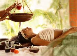 “Therapist performing Abhyanga Ayurvedic massage in Delhi spa”