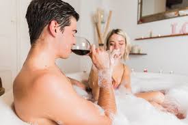 “Professional therapists providing couples relaxation massage in Delhi”