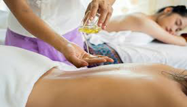 “Hot oil massage in Delhi offering full-body relaxation therapy.”