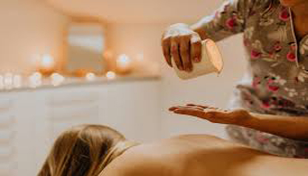 “Oil body massage centre in Delhi offering relaxing full-body therapy.”
